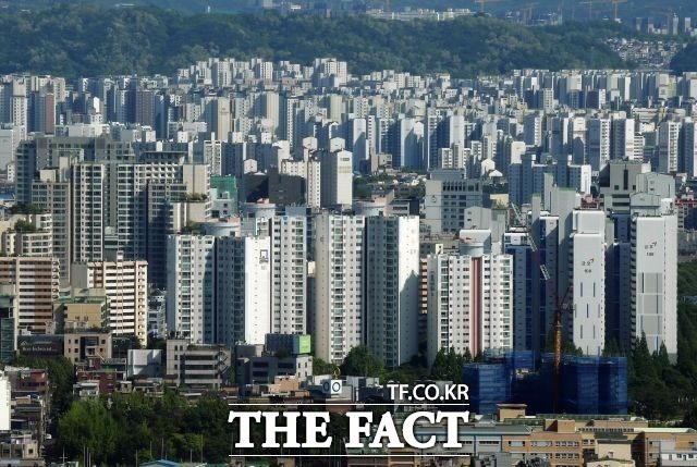 새 임대차법 시행 1년 만에 서울 아파트 평균 전세 가격이 1억3528만 원 올랐다. /더팩트 DB