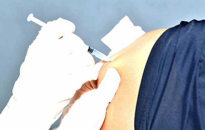 18일 오전 광주광역시 서구 코로나 예방 접종센터에서 보건소 의료진이 시민들에게 화이자 백신을 접종하고 있다. /뉴시스