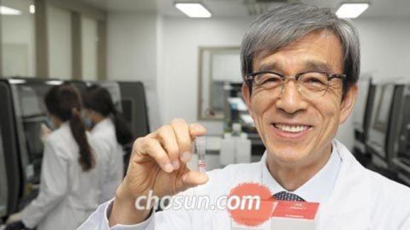 과거 서울 방이동 씨젠 본사 연구실에서 천종윤 대표가 최대 28종의 병원체 DNA를 한 번에 검사할 수 있는 시약을 들어 보이고 있다.