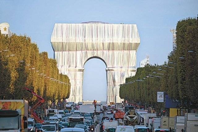 크리스토와 잔클로드 ‘포장된 파리 개선문’, 2021년.