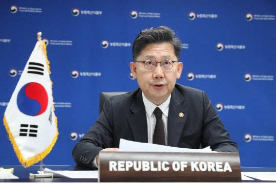 김현수 농림축산식품부 장관은 23일 유엔 푸드시스템 정상회의에 수석대표로 참석해 국가식량계획을 소개한다. G20 농업장관회의에 영상으로 참석한 김현수 농식품부 장관이 발언하고 있다. <연합뉴스>