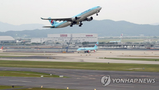 지난 6월 17일 영종도 인천공항에서 대한항공 여객기가 4활주로를 이륙하고 있다. 연합뉴스