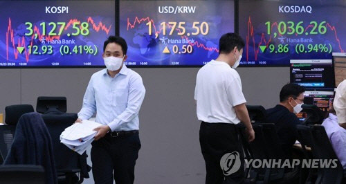 23일 오후 서울 중구 을지로 하나은행 본점 딜링룸 현황판                                                  연합뉴스