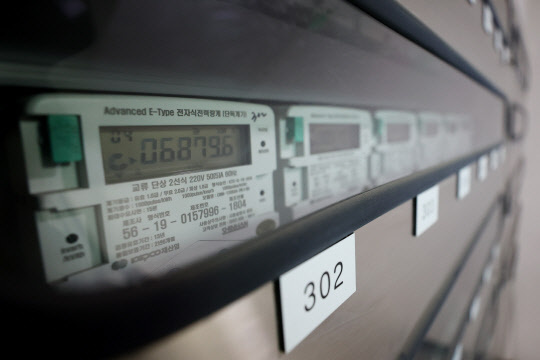 4분기 전기요금 인상이 발표된 23일 오전 서울의 한 아파트에 전기계량기가 설치돼있다. 연합뉴스