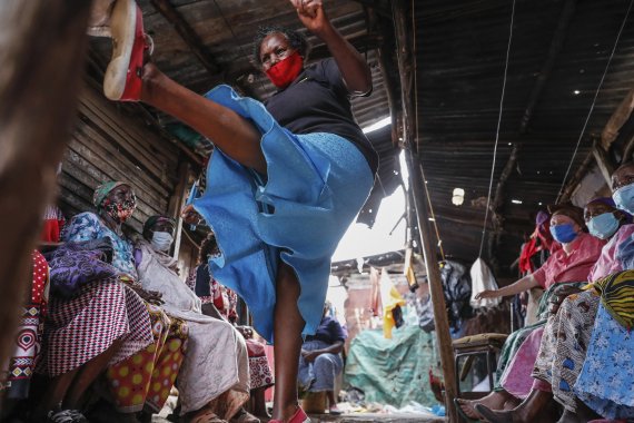 케냐 수도 나이로비의 슬럼가에서 태권도 수련회를 이끄는 제인 와이타게니 키마루가 태권도 방어기술을 참가자들에게 시범보이고 있다. /사진=AP뉴시스