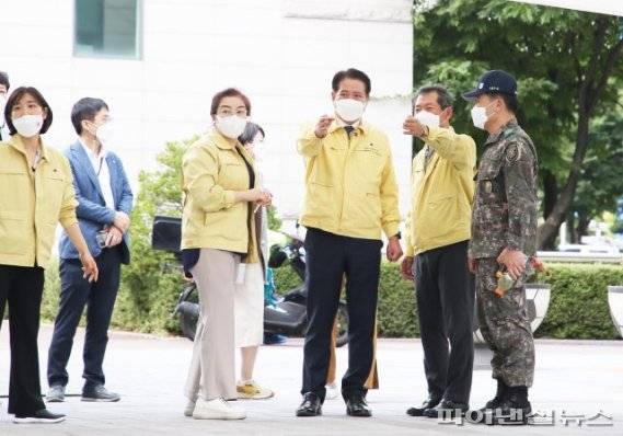 최대호 안양시장 23일 관내 임시선별검사소 4곳 현장점검. 사진제공=안양시