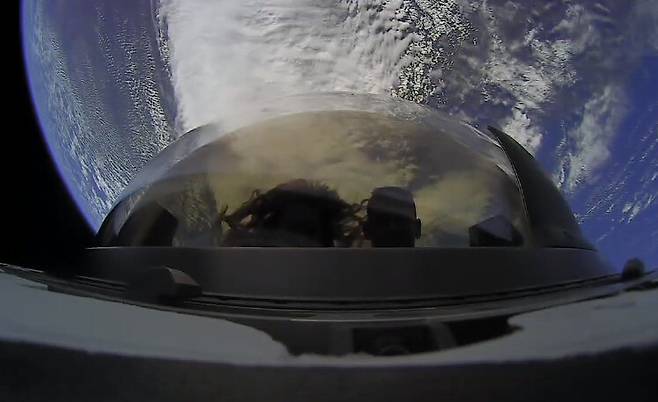 우주선의 투명돔에서 지구를 보고 있는 우주관광팀. 인스피레이션4