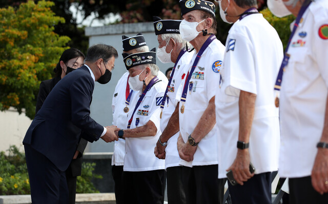 문재인 대통령이 22일(현지시각) 미국 하와이 펀치볼 국립묘지에서 한국전 참전용사들과 인사하고 있다. 연합뉴스