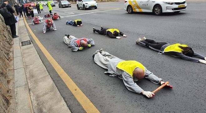 지난 3월12일 조계종 산하 사회노동위원회 스님들과 미얀마 스님, 미얀마 청년연대 활동가들이 서울 도심에서 미얀마 민주화를 요구하며 오체투지를 하고 있다. 유정길 불교환경연대 운영위원장 제공