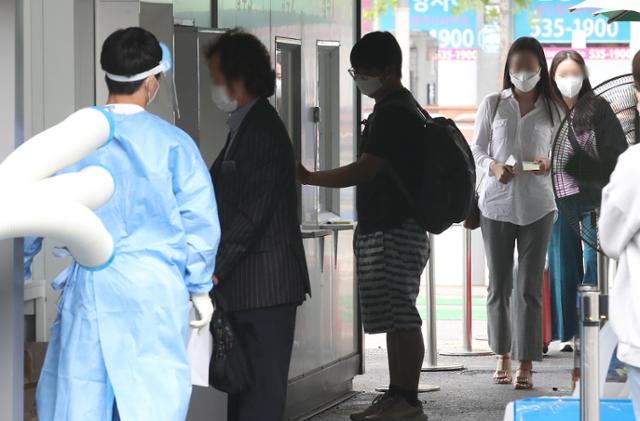 추석연휴 마지막날인 22일 서초구 서울고속버스터미널에 마련된 신종 코로나바이러스 감염증(코로나19) 임시선별검사소에서 귀경객들이 검사를 기다리고 있다. 뉴스1