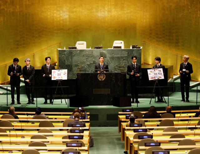 한국 보이밴드 방탄소년단이 20일 미국 뉴욕 유엔본부에서 열린 76차 유엔총회 SDG 모먼트에 청년 대표로 참석해 연설하고 있다. 왼쪽부터 뷔, 슈가, 진, RM, 정국, 지민, 제이홉. 뉴욕=로이터 연합뉴스