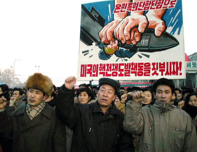 북한이 NPT 탈퇴를 선언한 2003년 1월, 북한 주민들이 북한의 NPT 탈퇴 결정을 지지하는 모습. 평양 AP 연합뉴스