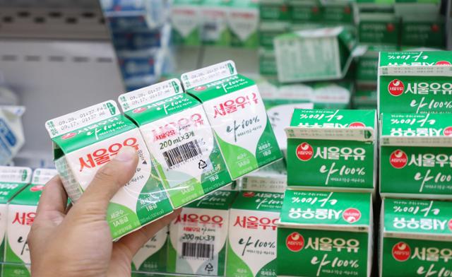 서울우유협동조합은 다음 달 1일부터 우유 제품 가격을 평균 5.4% 인상한다고 23일 밝혔다. 사진은 서울 시내 한 대형마트 우유 및 유제품 판매대 모습. 연합뉴스