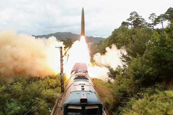 북한이 15일 철도기동미사일연대 검열사격 훈련을 진행했다고 노동당 기관지 노동신문이 16일 보도했다. 사진은 신문이 공개한 미사일 발사 장면으로 열차에 설치된 발사대에서 미사일이 발사되고 있다. 뉴스1