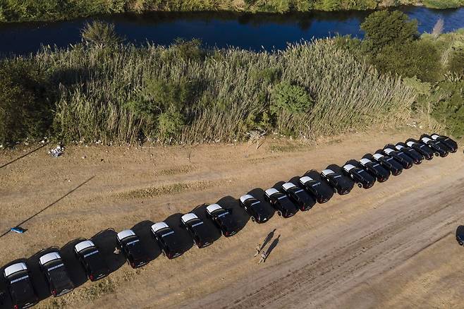 미국 텍사스주 안전부의 차량들이 22일 아이티 난민 캠프와 가까운 멕시코 국경 리오 그란데강 근처에 정차돼 있다. AP=연합뉴스