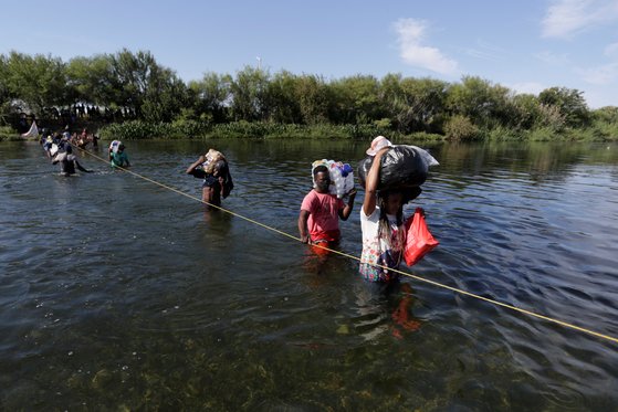 멕시코 시우다드 아쿠나에서 리오그란데강을 건너 미국 텍사스주 델 리오로 건너가는 난민들. [로이터=연합뉴스]