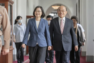 차이잉원 대만 총통(왼쪽)과 쑤전창 행정원장. 대만 총통부 홈페이 캡쳐