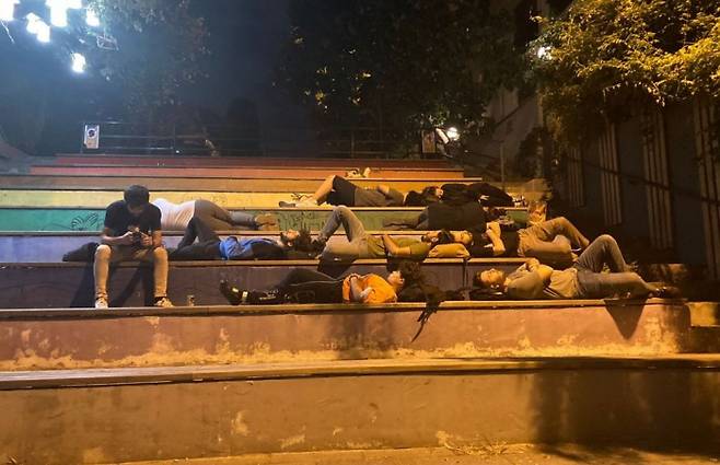 터키의 대학생들이 지난 20일(현지시간) 이스탄불의 한 공원에서 ‘노숙 시위’를 벌이고 있다. 트위터 화면 갈무리