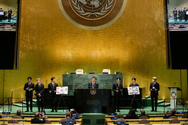 그룹 방탄소년단(BTS)이 지난 20일(현지시각) 뉴욕 유엔본부 총회장에서 열린 제2차 SDG Moment(지속가능발전목표 고위급회의) 개회식에서 발언하고 있다. 뉴욕 |연합뉴스
