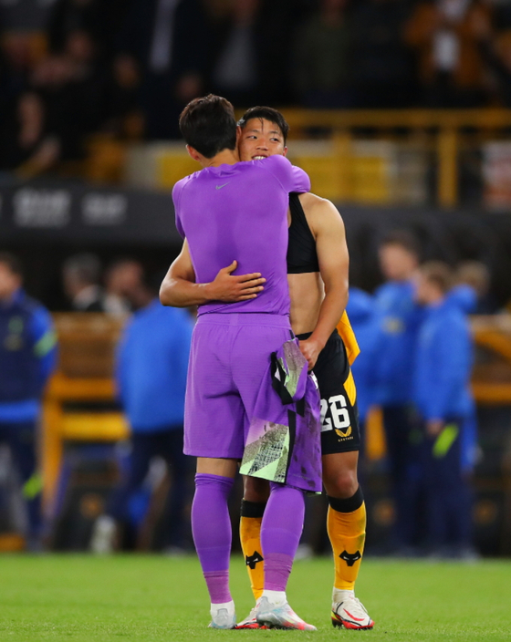 Son Heung-min and Hwang Hee-chan hug and swap shirts at the end of their first match facing each other. Son's Tottenham Hotspur emerged victorious in the Carabao Cup game, beating Hwang's Wolverhampton Wanderers on penalties on Wednesday at Molineux Stadium in Wolverhampton, England. [SCREEN CAPTURE]