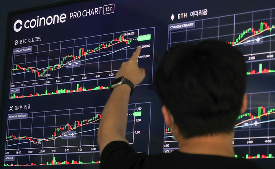 Digital screen operated by Coinone in Yongsan District, central Seoul, shows cryptocurrency prices on Thursday. Bitcoin recovered Thursday after three days of declines. On Thursday, bitcoin's price was at $43,548 per coin, up 7.95 percent compared to 24 hours earlier, according to CoinMarketCap. [YONHAP]