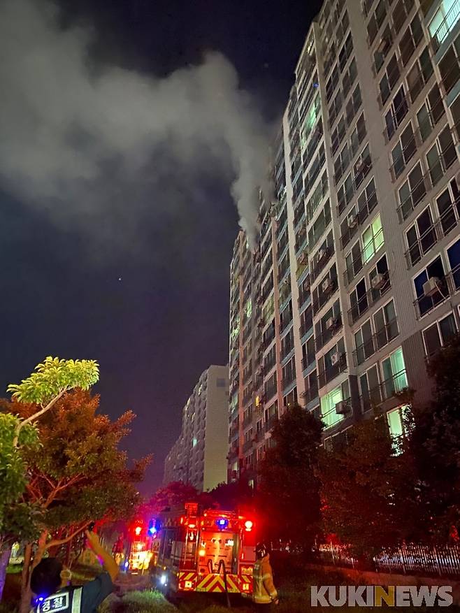 23일 오전 0시 20분경에는 목포시 산정동 15층 아파트의 12층에서 불이 나 출동한 소방당국에 의해 32분만에 꺼졌다.[사진=목포소방서]