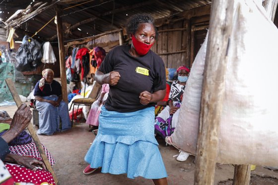 케냐 나이로비 코로고초 빈민가에서 태권도 수련회를 이끄는 제인 와이타게니 키마루(60) 수석 트레이너가 시범을 보이는 모습. AP연합뉴스