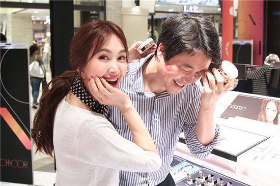 (왼쪽부터) 배우 채시라, 기업인 김태욱 / 사진=(주)아이패밀리SC 제공