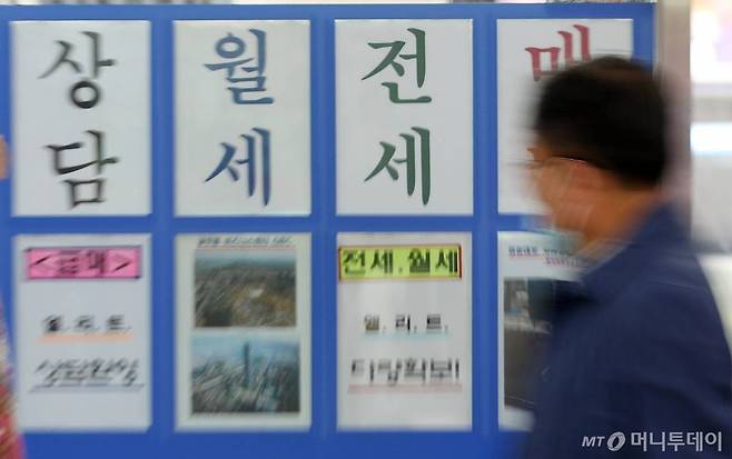 전세대란이 지속되며 정부가 오는 19일 추가 전세대책을 발표할 예정인 가운데 18일 서울 송파구의 부동산 사무소에 매물 전단이 붙어있다. /사진=김휘선 기자 hwijpg@