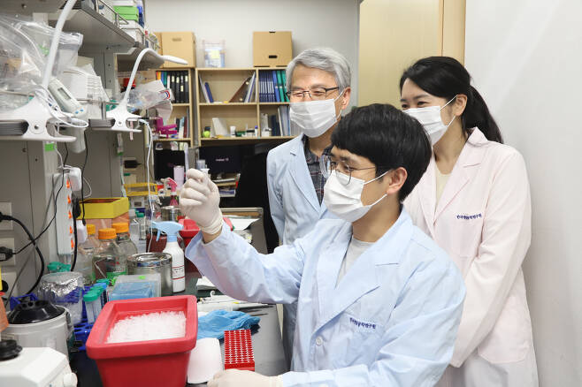 최인표(맨뒤쪽) 한국생명공학연구원 박사 연구팀이 NK세포치료제 관련 연구를 수행하고 있다.[한국생명공학연구원 제공]