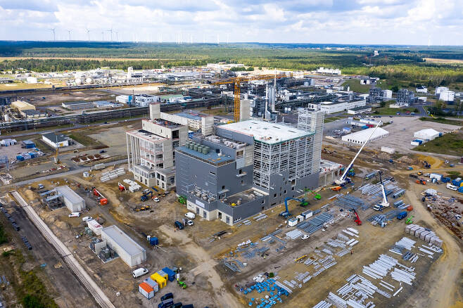 2022년 가동 예정인 바스프의 독일 슈바르츠하이데 양극활물질 공장 건설 현장. [바스프 제공]