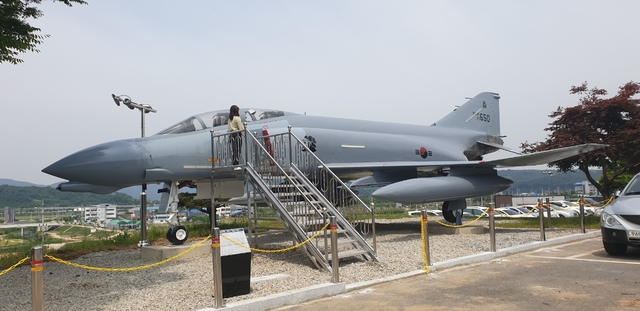 군위군 청사 주차장 한 켠에 설치된 F-4D(팬텀) 전투기 (사진=군위군 제공) *재판매 및 DB 금지