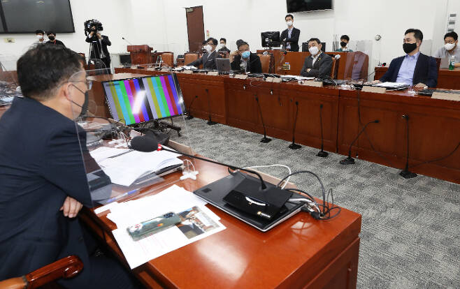 23일 오후 국회에서 열린 언론중재법 여야협의체 9차 회의에서 여야 의원들이 대화를 나누고 있다. 연합뉴스
