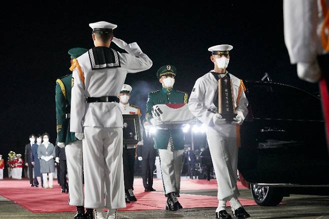 23일 밤 서울공항에서 열린 국군 전사자 유해 봉환식에서 국군 전사자 유해가 운구되고 있다. 연합뉴스