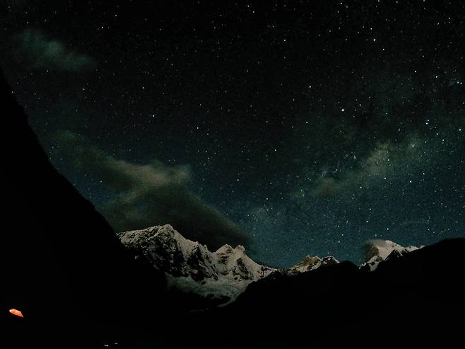 하후아코차 야영장의 야경. 트레킹 성수기에는 설산 위로 빛나는 은하수를 보며 아름다운 밤을 만끽할 수 있다.