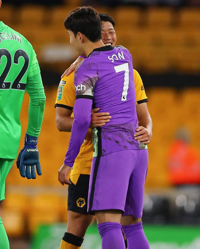 토트넘의 손흥민(오른쪽)과 울버햄프턴의 황희찬(가운데)이 영국 울버햄프턴의 몰리뉴 경기장에서 열린 카라바오컵 3라운드를 마친 뒤 포옹하며 서로를 격려하고 있다. 토트넘 트위터 캡처