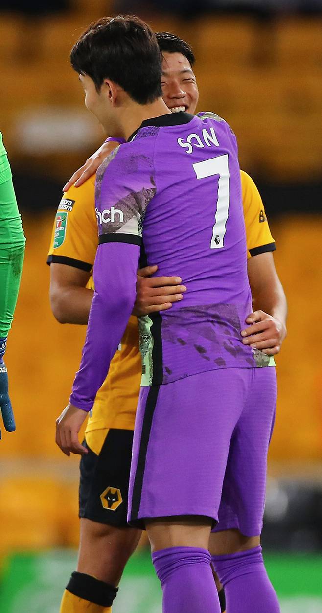 토트넘 손흥민(오른쪽)과 울버햄프턴 황희찬이 잉글랜드 카라바오컵 3라운드를 마친 뒤 포옹하며 서로를 격려하고 있는 모습. 토트넘 트위터 캡처