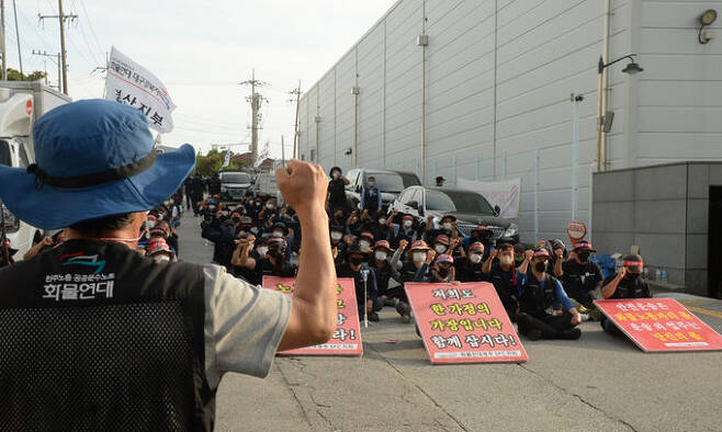 23일 SPC 청주공장으로 집결한 민주노총 화물연대가 물류 노선 증·배차 재조정 이행을 요구하는 시위를 벌이고 있다. 뉴시스
