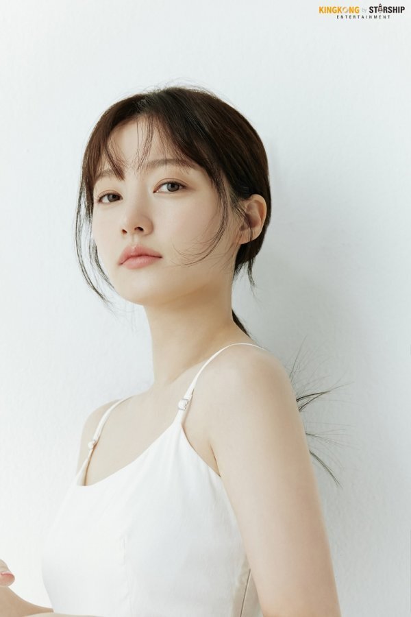 A new Profile for Actor Song Ha-yoon has been unveiled.On the 23rd, King Kong by Starship released several new profiles of Song Ha-yoon, which is a Fairy pitta charm.Song Ha-yoon in the public photo is staring at the camera with a pure white One Piece and boasting a visual reminiscent of a fairy.His distinctive features and transparent skin maximize his unique neat and lovely beauty and focus attention.In the following photos, Song Ha-yoon is showing a 180-degree difference from the previous photos in the background of black color, and boasts the charm of the drama and the drama.In particular, he overwhelmed his gaze with alluring eyes and chic gestures, giving him a unique atmosphere.Song Ha-yoon has been active in various works and has become a popular actor.He was loved by the public for boasting of his lovely visuals and solid acting skills through MBCs My Daughter, Golden Moon, KBS 2TVs Ssam, My Way, MBNs Joy of the Mars, and the movie Perfect Other.Recently, he showed a wide range of performances with MBC Everlon Please dont meet the man, and he is releasing a new profile, foreshadowing more active activities and adding expectations to future moves.Song Ha-yoon is reviewing his next film.