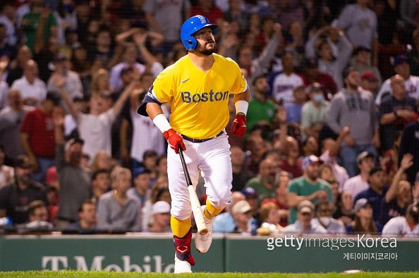 카일 슈와버(보스턴)가 23일(한국시간) 뉴욕 메츠전 2회말 3점 홈런을 때려낸 뒤 타구를 바라보고 있다. 사진=게티이미지코리아