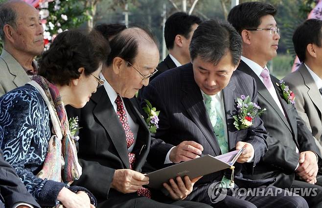 '한국의 파스퇴르' 이호왕 박사 (포천=연합뉴스) 김도윤 기자 = 지난 2007년 경기도 포천시 영북면 자일리에서 열린 이호왕 박사의 기념비 제막식에서 이 박사(왼쪽 두번째)와 박윤국 당시 포천시장이 기념비 헌시에 대한 얘기를 나누고 있다. 이 박사는 1976년 세계 최초로 유행성출혈열의 병원체를 발표했다. <<전국부기사 참조>>
kyoon@yna.co.kr 20071018