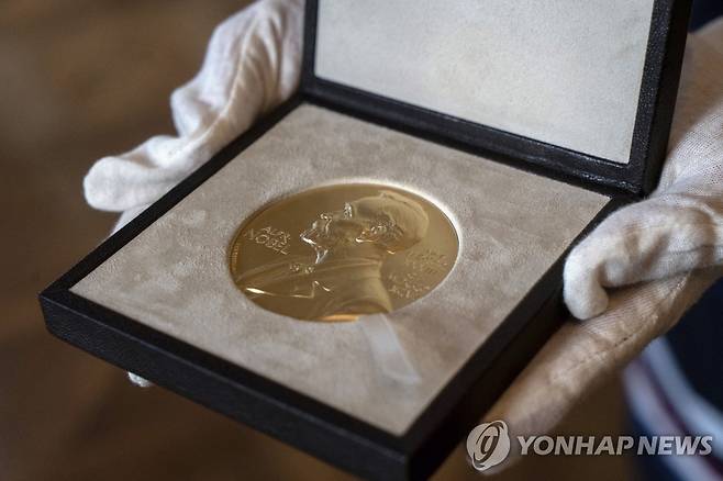 2020년 12월 영국에서 노벨상 메달이 수상자에게 수여되는 모습 [AP=연합뉴스 자료사진]