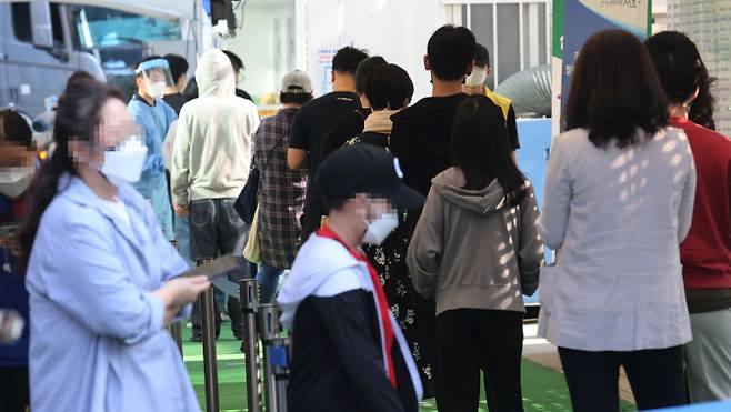 24일 오전 서울 강남역에 마련된 서초구 임시선별진료소에서 시민들이 코로나19 검사를 받기 위해 줄지어 서있다. (사진=연합뉴스)