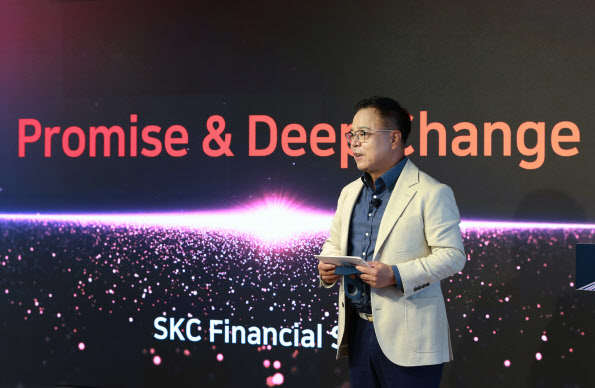 이완재 SKC 사장은 24일 열린 ‘SKC 인베스터 데이(Investor Day)’에서 2025년 기업가치 30조원 규모의 글로벌 No.1 모빌리티 소재회사로 비상(飛上)하겠다고 말했다. (사진=SKC)