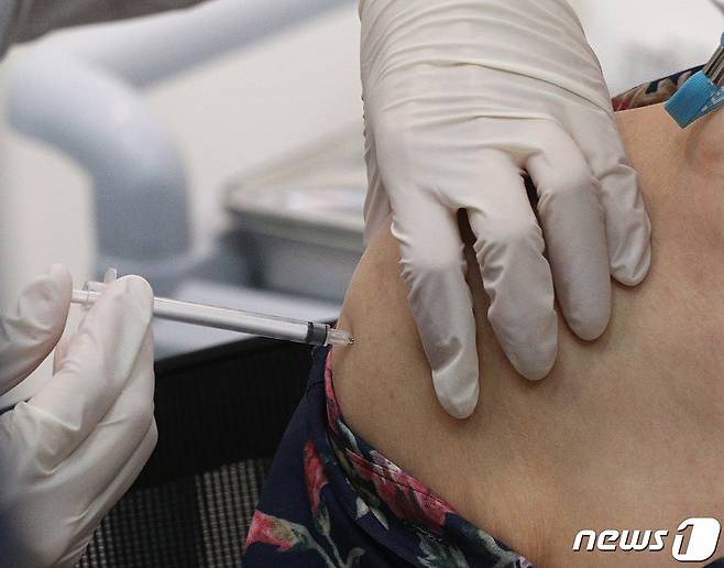 서울 용산구 코로나19 예방접종센터에서 어르신들이 백신 접종을 하고 있다. 2021.5.10/뉴스1 © News1 신웅수 기자