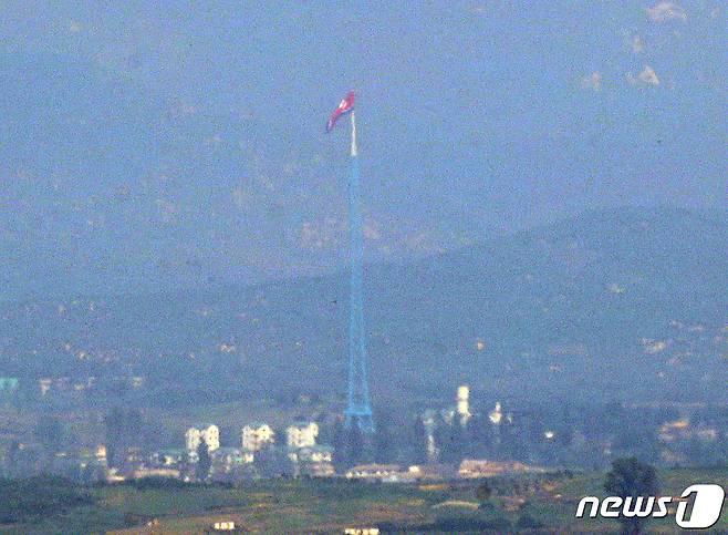 경기 파주시에서 바라본 북한 황해북도기정동 마을에 인공기가 휘날리고 있다. 2021.9.13/뉴스1 © News1 신웅수 기자