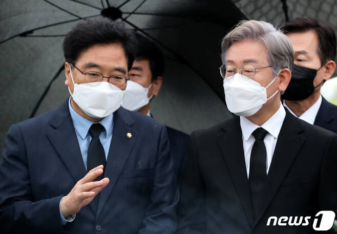 더불어민주당 대선 예비후보인 이재명 경기도지사(오른쪽)와 우원식 의원./뉴스1 © News1 김기태 기자