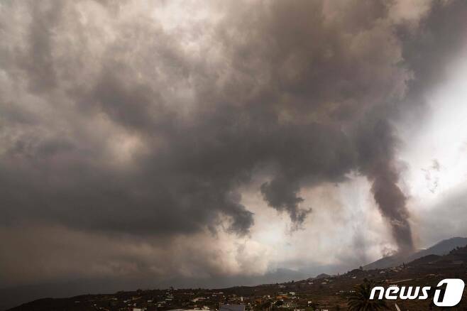 22일(현지시간) 스페인 카나리아제도 라팔마 섬에 있는 쿰브레 비에호 화산이 폭발해 검은 화산재가 치솟고 있다. © AFP=뉴스1 © News1 우동명 기자