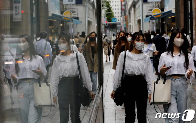 마스크를 쓴 사람들이 도쿄 도심을 걷고 있다. © 로이터=뉴스1