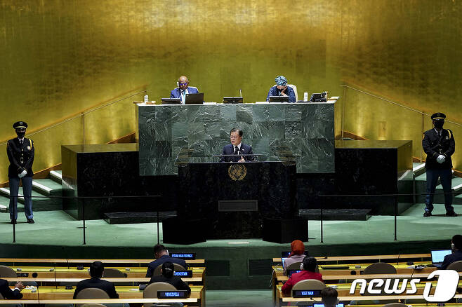 문재인 대통령이 21일(현지시각) 미국 뉴욕 유엔 총회장에서 기조연설을 하고 있다. (청와대 제공) 2021.9.22/뉴스1